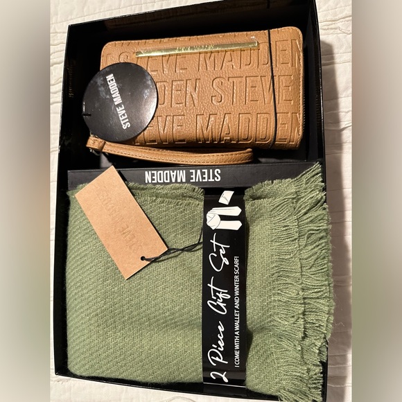 Steve Madden Handbags - NWT NIB STEVE MADDEN gift set with wallet and scarf